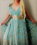 Daenerys Targaryen gets com[f]ortable in the East [cosplay][gameofthrones]