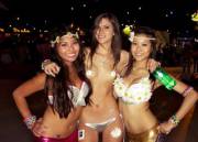 Festival hottie in the middle (x-post /r/FestivalSluts)