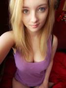 Blonde downblouse in vest