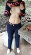 Mostrando mis tetas en un parque [f20]