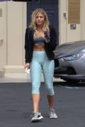 Chloe Moretz cameltoe in teal leggings. The valets face in the back is funny.