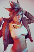 Jessica Nigri Tracer cosplay underboob