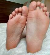 i need a good boy to rub my feet &lt;3