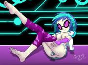 Vinyl Scratch getting into a groove (artist: horsecat)