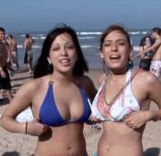 Hot beach flashers [gif]