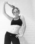 Caity Lotz workout clothes