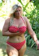 Gemma Collins is a stunner