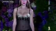 Laetitia Casta bouncing on the runway