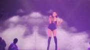 Ariana Grande shakes it