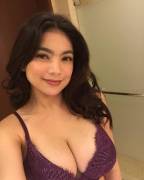 Busty Filipina babe