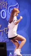 Rainbow - Jisook bending over in short shorts