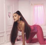 Ariana Grande in position~!