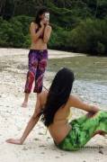 Two Filipinas on beach vacation