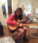 Tocando la guitarra