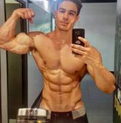 Muscle Selfie (X-Post /r/malebiceps)