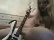WAILIN ON A GUITAR! YEEEAAAAAAAAH!