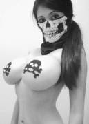 B &amp; W beauty likes skulls