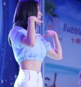 Fromis_9 - Saerom yummy tummy and slurpy sweaty back