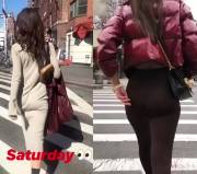 Emily Ratajkowski wants to make sure you get a good look at her ass when she walks