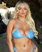 Lindsey Pelas loves a good bang