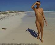 Naked babe walking along the shoreline [gif]