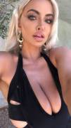 Side-Boob Cleavage 