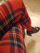 Absolutely loving my new plaid leggings! &lt;3