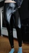 MissMetnal spanks her ass in shiny pants ✨