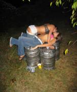 2 girls, 1 Keg