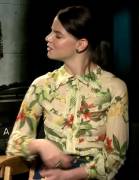 Anya Taylor-Joy's breasts jiggle during an interview