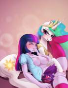 Twilight Sparkle x Princess Celestia hoofjob [equestria_girls] (artist:guinefurrie)