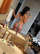hot figure, back to mirror (xpost from amateurs)