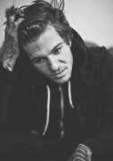 Jesse Rutherford of The Neighbourhood. Talented and purdy.