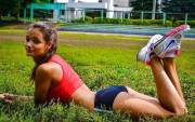 Runner in navy blue spandex