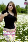 [pics] Zoey in the daisies