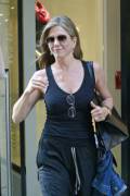 Jennifer Aniston pokies through bra and tank top