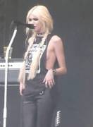 Taylor Momsen (x-post from /r/OnStageGW)