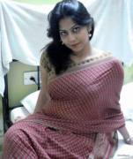 Milf in Tight Saree