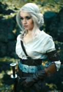 Ciri from "Witcher 3" has some seriously sexy messy updo hair, so here's some cosplay of it.