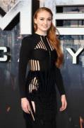 Sophie Turner really dressed up for her new Premier... (gentlemanboner)