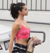 I wanna fuck Selena Gomez from behind grabbing that ponytail