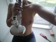 Bong &amp; boobies ✅ (F)