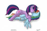 [Twilight] kissing [Rainbow Dash][F/F]