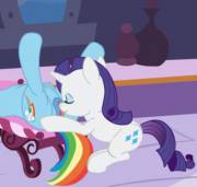 Rarity makes Rainbow Dash cum [F/F][crotchboobs][animated] (artist: carnifex)