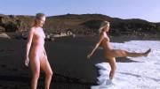 Jenni &amp; Jana Frolicking on the Beach [HTML5]