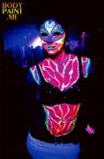 Under the black light, Body Paint Me (MIC)