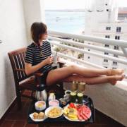 Barefoot breakfast