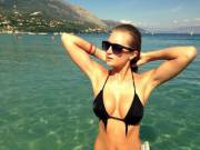 Il ove busty girls with black bikinis...