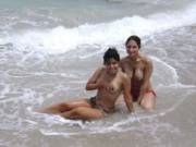 2 mujeres en la playa