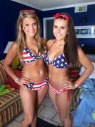 A pair of patriots (/x/post via /r/happygirls/)